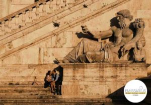 Coppia si bacia su un monumento di Roma